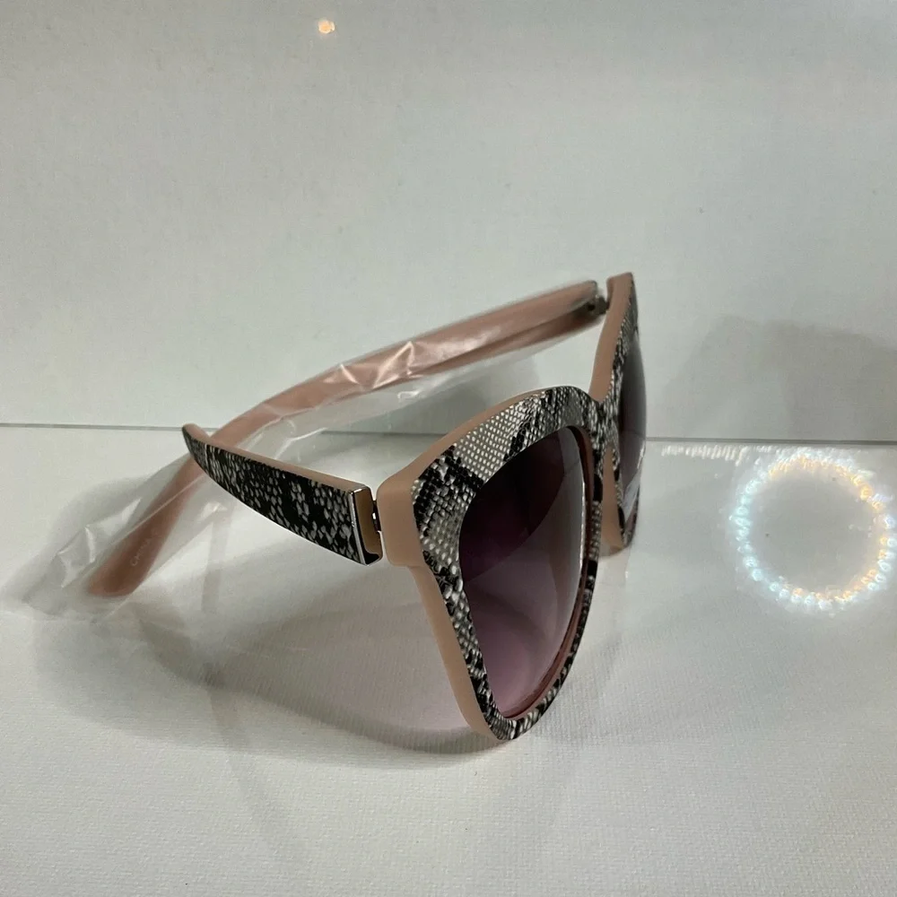 Elegant Snake Print Sunglasses with Pink Accents